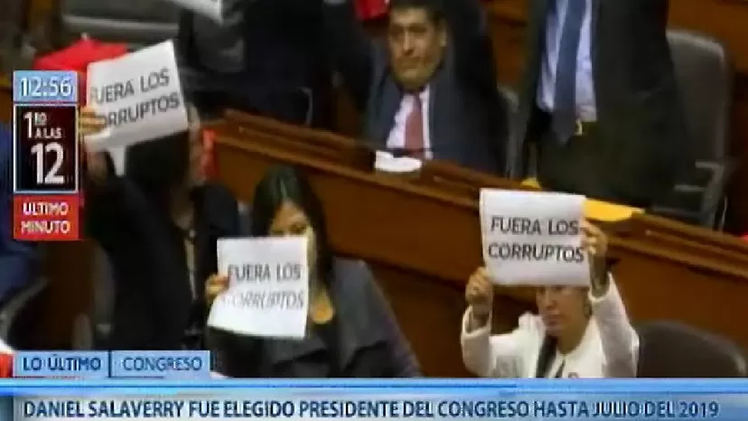 Mesa Directiva: Nuevo Perú rechazó elección de Salaverry con cartel "Fuera los corruptos"