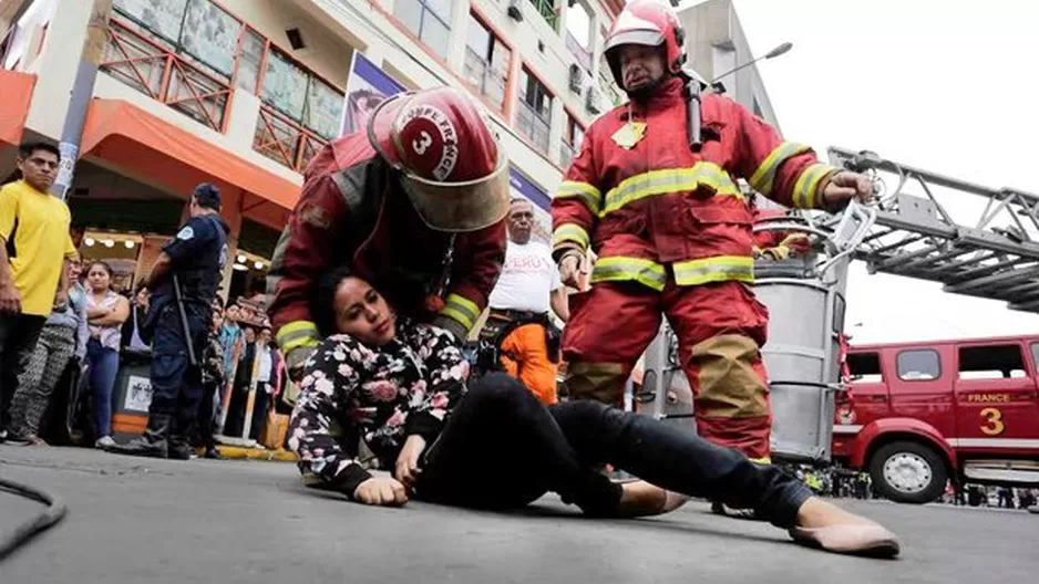 Simulacro de incendio en Mesa Redonda. Foto referencial: La República