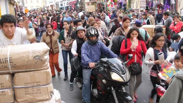 Reyes estimó que alrededor de 600 mil a 700 mil personas visitaron Mesa Redonda en la víspera de Noche Buena. Foto: elpopular