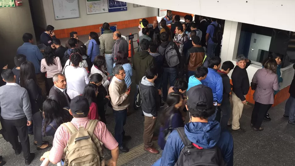 Pasajeros esperaron varios minutos la llegada de un tren. Foto: Twitter/José Berríos