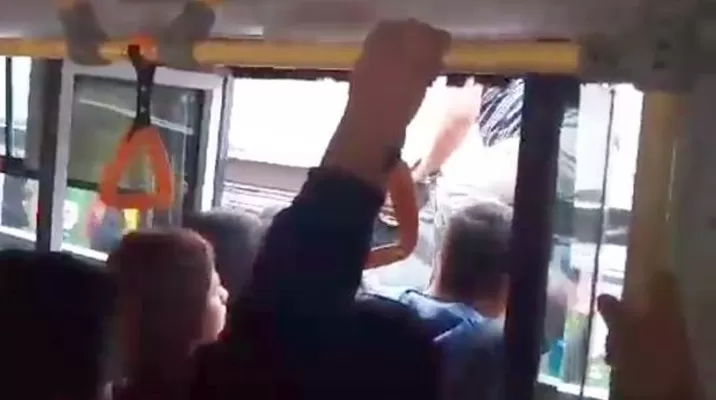 Un caos se vivió en la Estación Canaval y Moreyra del Metropolitano / Foto: captura El Comercio Un caos se vivió en la Estación Canaval y Moreyra del Metropolitano / Foto: captura El Comercio