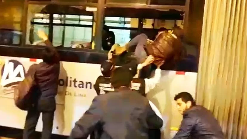 Metropolitano: pasajeros rompen lunas de bus para escarpar de emergencia