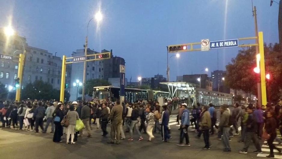 Profesores invadieron v&iacute;a del Metropolitano. Foto: El Comercio