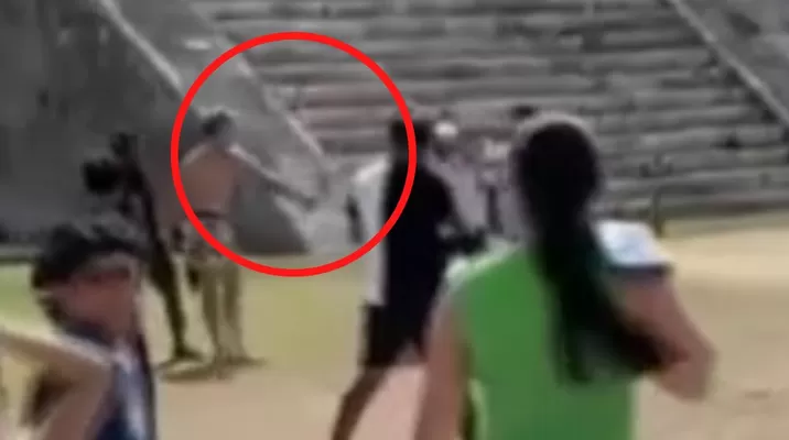 Con un 'palazo' castigaron a turista por subir a pirámide en México Con un 'palazo' castigaron a turista por subir a pirámide en México