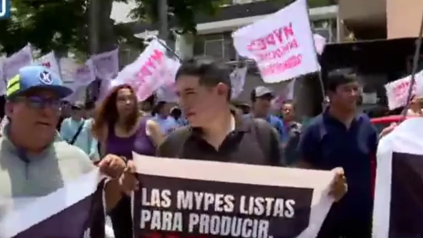Microempresarios protestan frente al Ministerio de la Producción