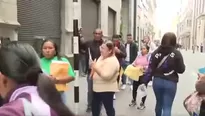 En el jirón Carabaya, en el centro de Lima, se ha formado una larga fila de personas de todas las edades. / Video: Canal N