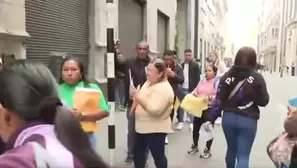 En el jirón Carabaya, en el centro de Lima, se ha formado una larga fila de personas de todas las edades. / Video: Canal N