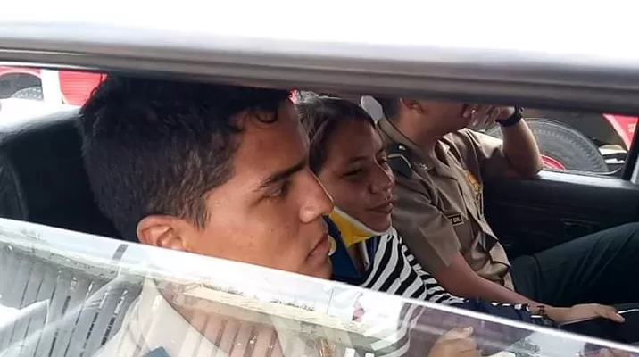 Rumiche llegó a Tumbes vía aérea, acompañada de su hijo y padres / Foto: RPN Noticias Rumiche llegó a Tumbes vía aérea, acompañada de su hijo y padres / Foto: RPN Noticias