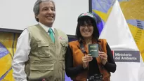  El ministro Pulgar-Vidal junto a Sonaly Tuesta, quien sostiene el pasaporte. Este documento puede ser adquirido a s/.60