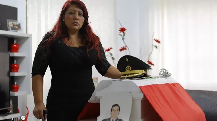 La viuda del fallecido combatiente recibió las disculpas de parte del ministro. Foto: La verdad.pe La viuda del fallecido combatiente recibió las disculpas de parte del ministro. Foto: La verdad.pe