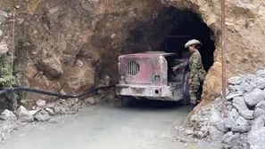 Un agente de la Policía Nacional en una bocamina en Pataz, donde opera Minera Poderosa. Foto: Andina. Video: Canal N
