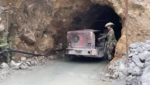 Un agente de la Policía Nacional en una bocamina en Pataz, donde opera Minera Poderosa. Foto: Andina. Video: Canal N