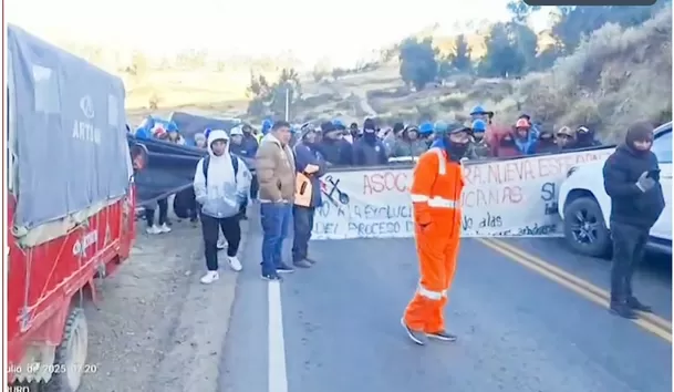 Mineros bloquean carretera Interoceánica en Lucanas, Ayacucho. Foto: América Noticias