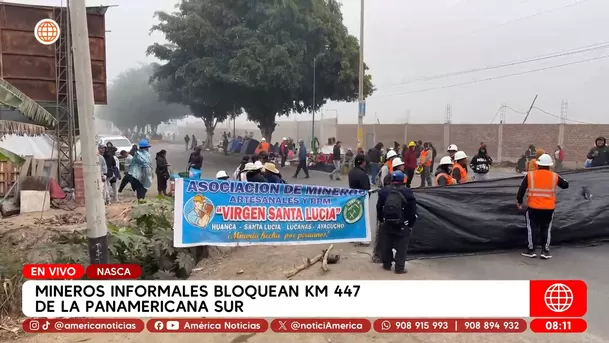 Mineros informales bloquean km 447 de la Panamericana Sur en Nasca. Foto: América Noticias