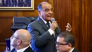 Ante la Comisión de Defensa Nacional y Orden Interno, el ministro Astudillo exigió sancionar la venta anónima de chips telefónicos usados para extorsionar. Anunció deportaciones de extranjeros infractores por barco y denunció irregularidades en Saludpol y Fovipol. Foto: Congreso. Video: Canal N