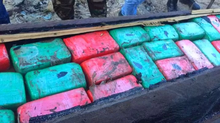 La droga estaba camuflada al interior de los botes donde se encontró 187 paquetes tipo ladrillo. Foto: Mininter La droga estaba camuflada al interior de los botes donde se encontró 187 paquetes tipo ladrillo. Foto: Mininter