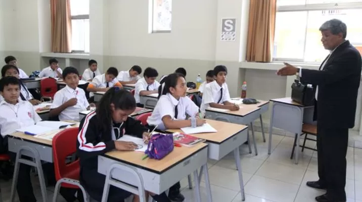 Docentes en Perú. Foto: Andina