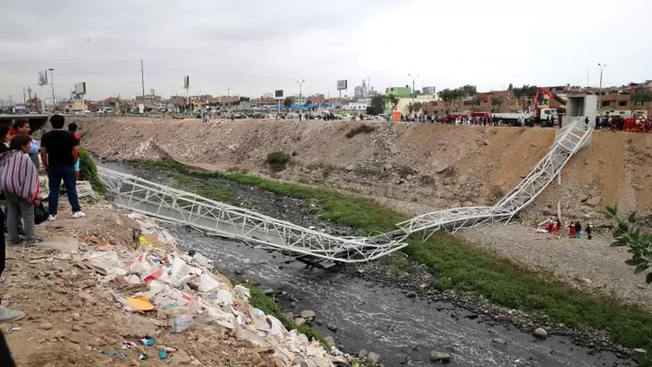 Puente met&aacute;lico ca&iacute;do en el Callao. Foto: Andina