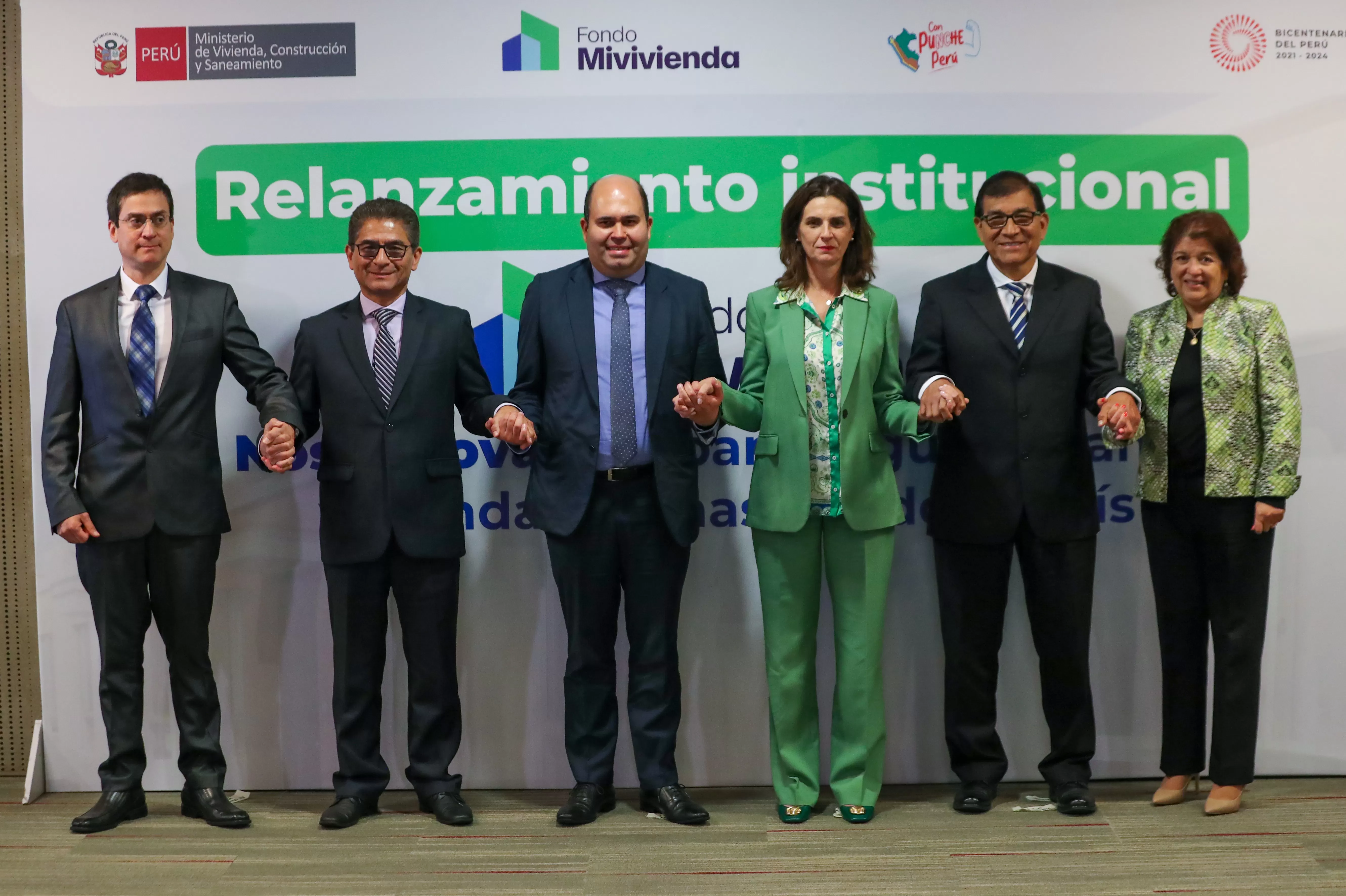 Integrantes del nuevo directorio del Fondo Mivivienda - Foto: MVCS