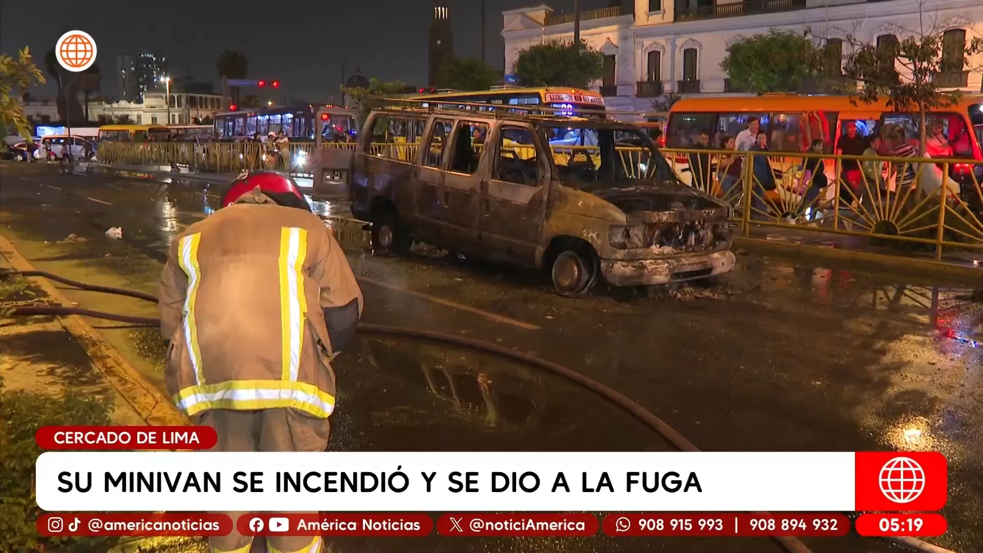 Miniván se incendió y chofer se dio a la fuga en el Cercado de Lima. Foto: América Noticias Miniván se incendió y chofer se dio a la fuga en el Cercado de Lima. Foto: América Noticias