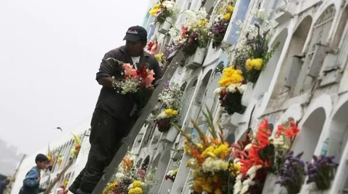 Minsa dio recomendaciones a quienes visiten cementerios por el Día de los Muertos. Foto: archivo El Comercio Minsa dio recomendaciones a quienes visiten cementerios por el Día de los Muertos. Foto: archivo El Comercio