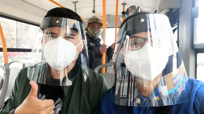 Minsa señaló que el escudo facial es la máxima y completa protección del rostro. Foto referencial: Andina Minsa señaló que el escudo facial es la máxima y completa protección del rostro. Foto referencial: Andina