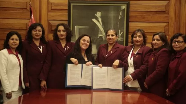 Ministra García y obstetras. Foto: Minsa Ministra García y obstetras. Foto: Minsa