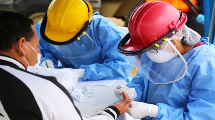Médicos, enfermeras, obstetras y otros profesionales son convocados. Foto referencial: Andina Médicos, enfermeras, obstetras y otros profesionales son convocados. Foto referencial: Andina