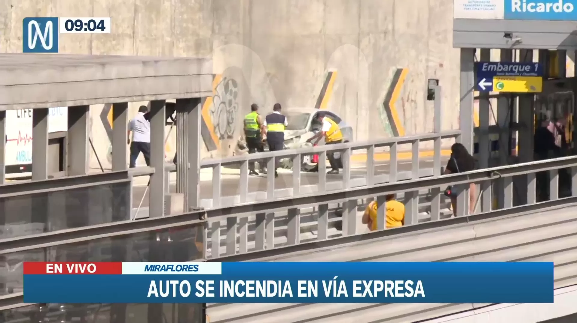 Auto se incendió en Miraflores. Foto: Canal N