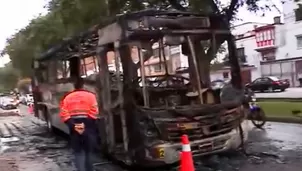 El fuego se inició en la parte delantera de la unidad. Foto y video: Canal N