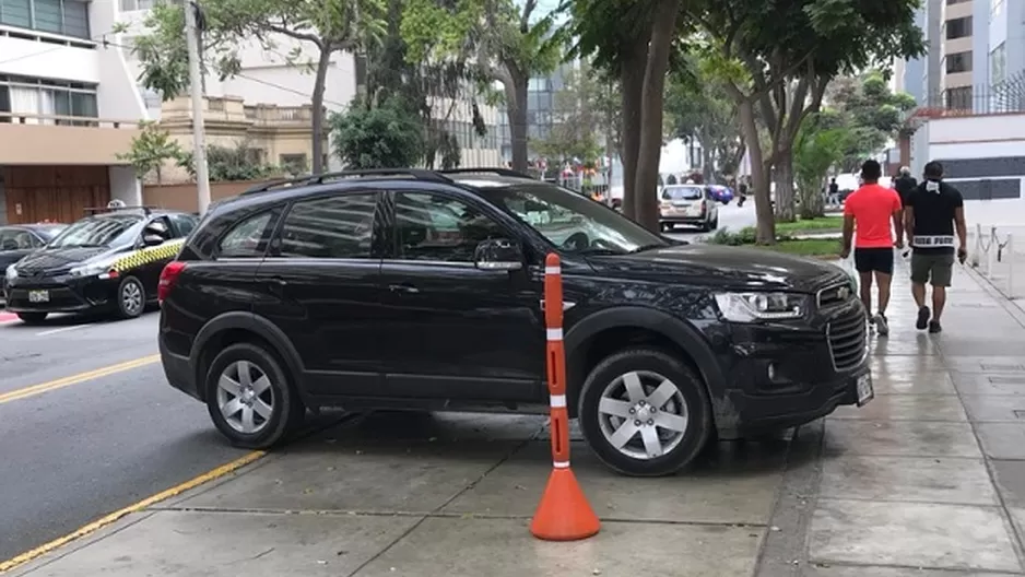 Vehículo mal estacionado en Miraflores. Foto: Twitter Danie Anteparra 