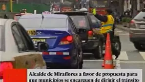 Inspectores municipales se preparan para dirigir el tránsito. Foto: captura de TV