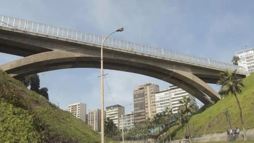 Miraflores: rescatan a adolescente cuando intentaba lanzarse del puente Villena