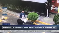 Cámaras captaron el momento en que roban el instrumento musical de la profesora de música. Foto: Canal N