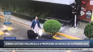 Cámaras captaron el momento en que roban el instrumento musical de la profesora de música. Foto: Canal N