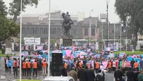 Colectivo de 'Con mis hijos no te metas' en la Plaza Bolívar del Congreso. Foto: Perú21