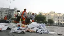 Trabajos de limpieza en la Plaza San Martín tras la marcha contra Keiko. Foto: MML.