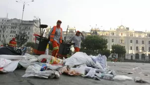 Trabajos de limpieza en la Plaza San Martín tras la marcha contra Keiko. Foto: MML.