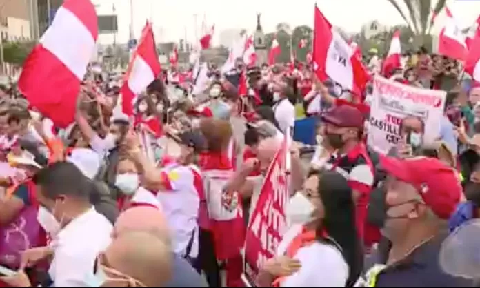 Ciudadanos marchan por la vacancia de Pedro Castillo