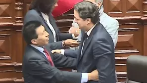 Moisés Mamani saludó al presidente del Congreso, Daniel Salaverry (Foto: Captura Canal N)