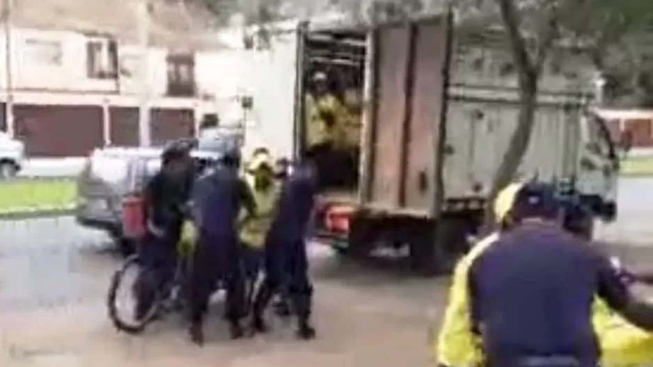 Agentes municipales se llevan triciclo de helados. Captura: Facebook