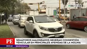 La presencia de semáforos malogrados impiden el normal tránsito en la zona. Foto: América Televisión