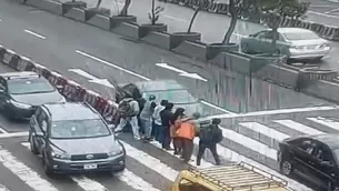 Residentes y transeúntes cercanos al lugar del accidente se acercaron rápidamente para auxiliar a los heridos. / Video: Canal N