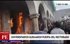 El momento que prendieron fuego a puerta del rectorado de la Universidad Nacional de San Cristóbal de Huamanga - Noticias de ayacucho