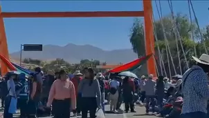 Pobladores de Moquegua iniciaron un paro de 48 horas y bloquearon el puente Montalvo en rechazo a la Ley N.° 11658 aprobada por el Congreso. Manifestantes exigen al Ejecutivo que no promulgue la norma de límites territoriales. Video: Canal N