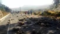 En varios tramos las piedras impiden el paso de los buses y camiones. Foto y video: América Noticias