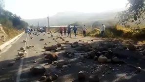 En varios tramos las piedras impiden el paso de los buses y camiones. Foto y video: América Noticias