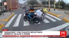 Motociclista con chaleco robó celular a madre con bebé en Breña