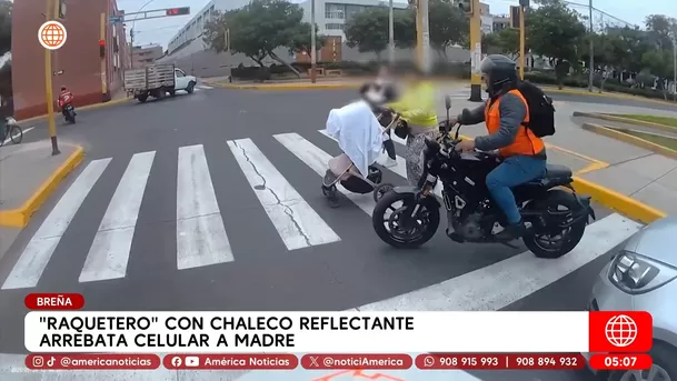 Raquetero con chaleco reflectante arrebata a celular a madre en Breña. Foto: América Noticias
