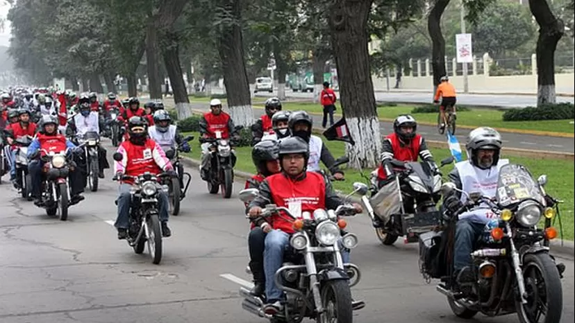 Mil ochocientos motociclistas formaron la bandera peruana más larga del mundo